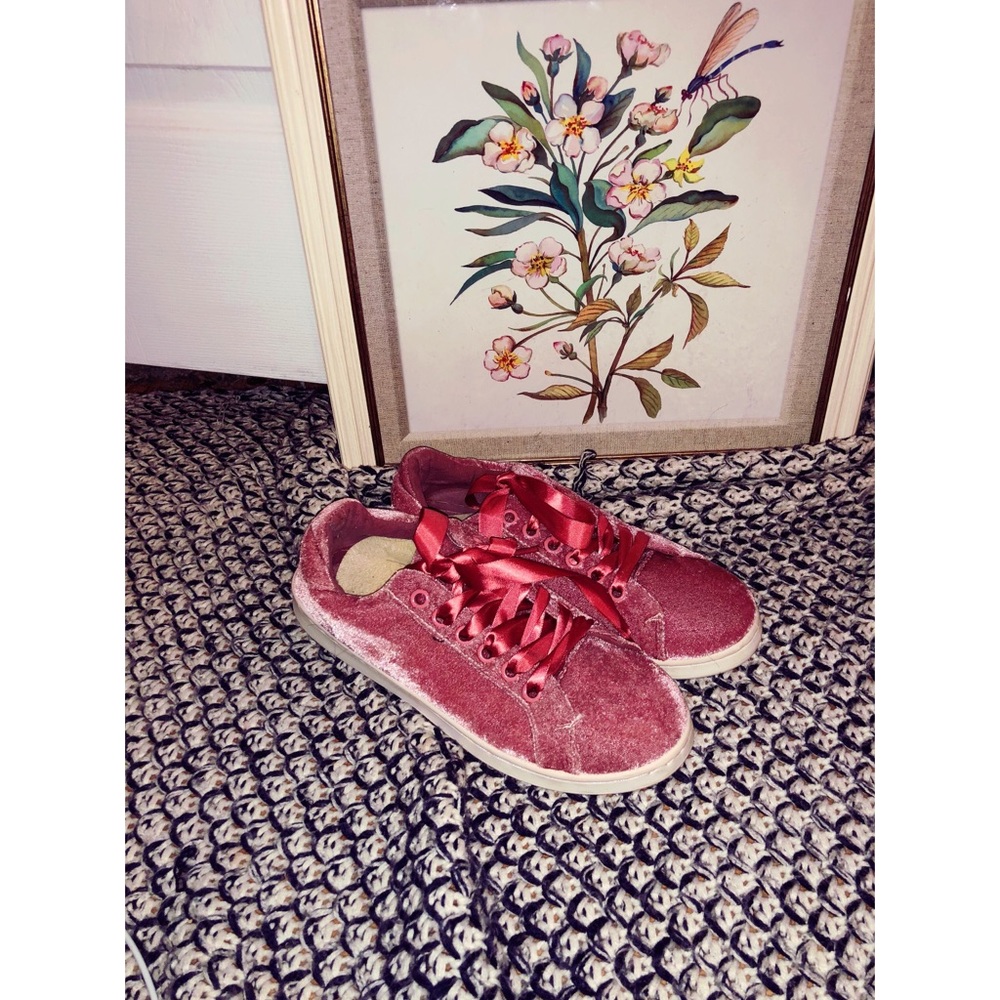 NEW velvert sneakers